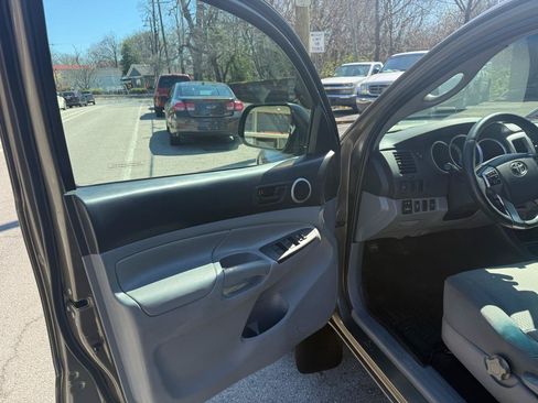Used 2012 Toyota Tacoma 4x4 Double Cab w/ SR5 Pkg image 9