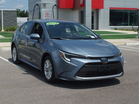 Used 2025 Toyota Corolla XLE FWD image 2