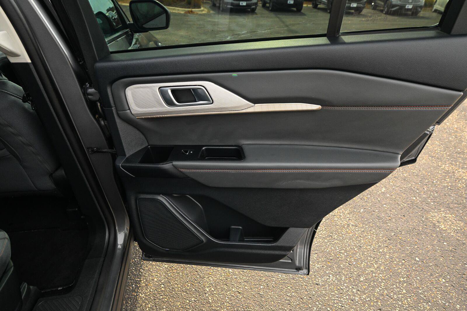 Used 2025 Ford Explorer Active AWD/4WD image 39