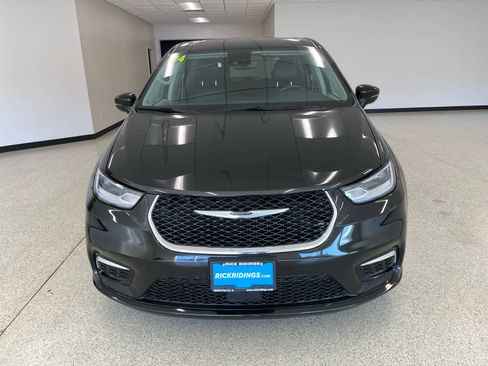 Used 2024 Chrysler Pacifica Touring-L FWD image 3