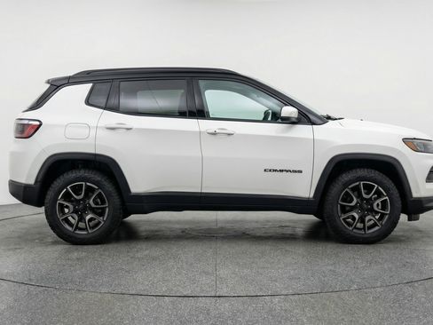 Used 2025 Jeep Compass Trailhawk AWD/4WD image 11