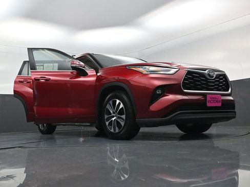 Used 2022 Toyota Highlander XLE FWD image 26