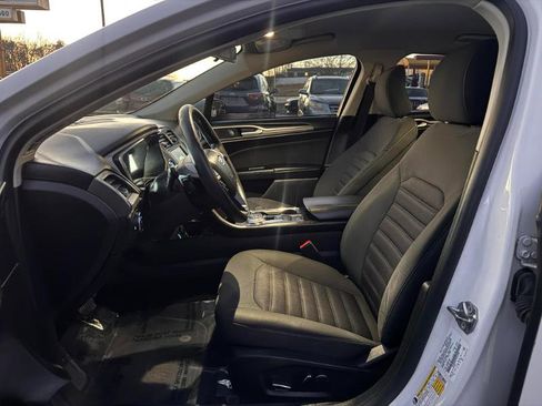 Used 2017 Ford Fusion SE w/ Fusion SE Technology Package image 10