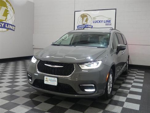 Used 2023 Chrysler Pacifica Touring-L FWD image 4