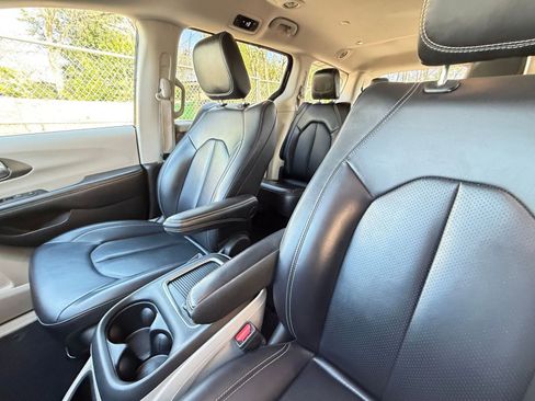 Used 2023 Chrysler Pacifica Touring-L FWD image 38