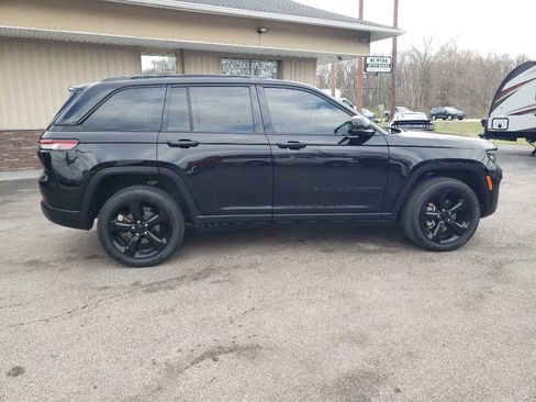 Used 2023 Jeep Grand Cherokee Altitude image 6