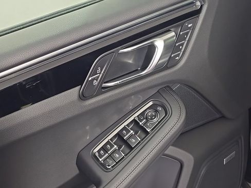 Certified 2026 Porsche Macan AWD/4WD image 16