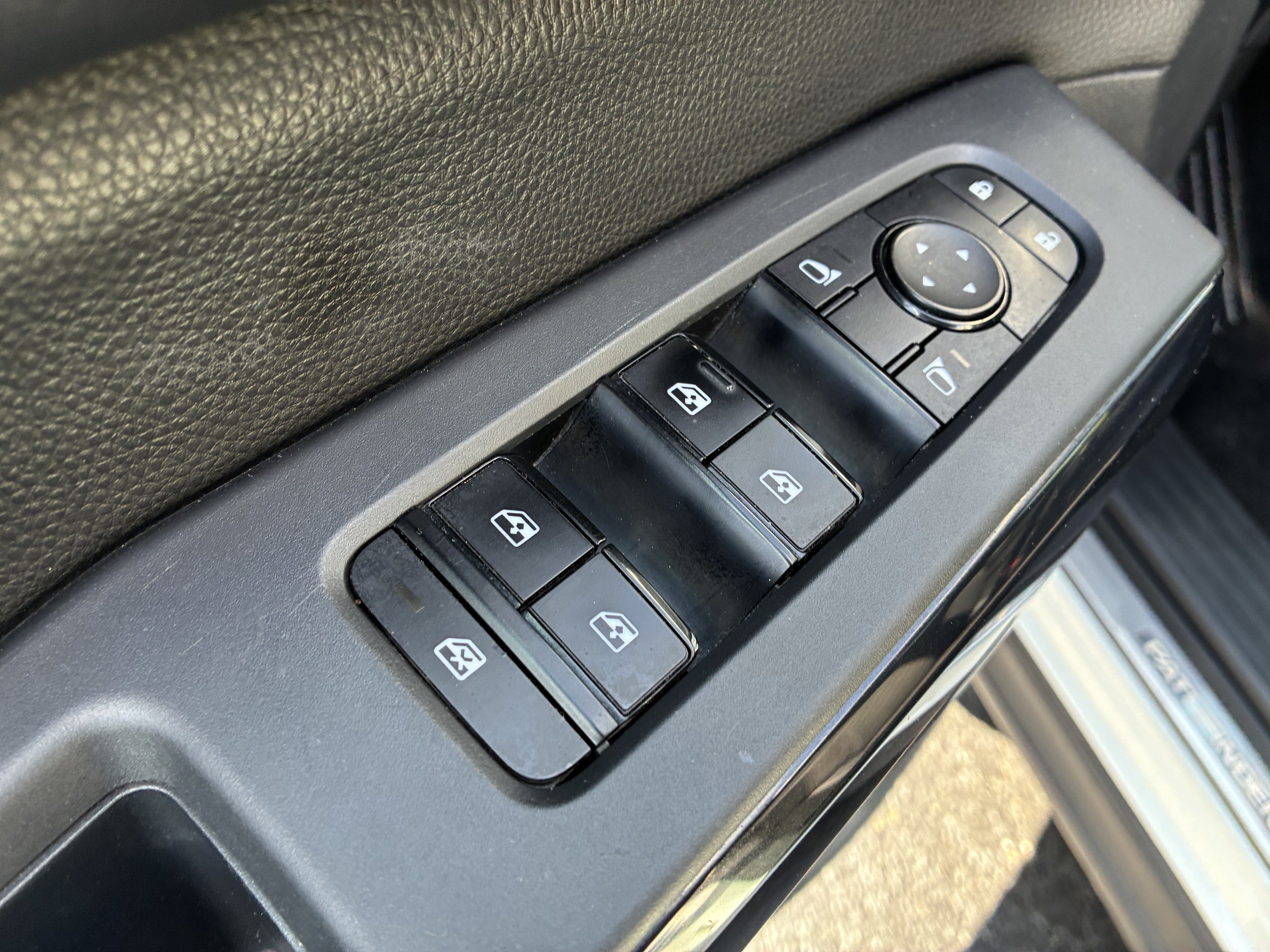 Used 2023 Nissan Pathfinder SV w/ SV Premium Package FWD image 24