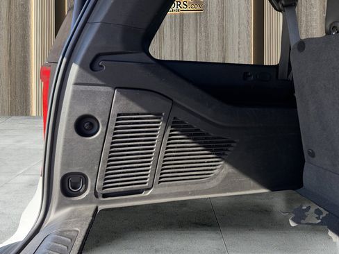 Used 2022 GMC Yukon XL SLT w/ SLT Luxury Package image 30