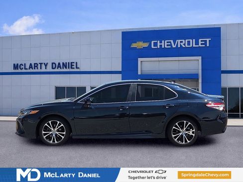 Used 2020 Toyota Camry SE w/ Convenience Package FWD image 3