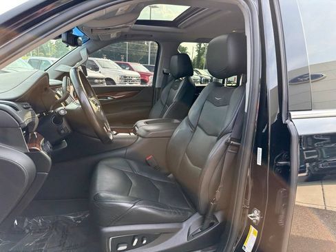 Used 2019 Cadillac Escalade Luxury AWD/4WD image 10