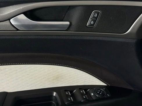 Used 2019 Ford Fusion SE w/ Equipment Group 151A image 15