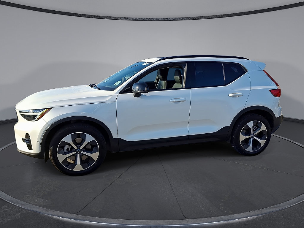 Certified 2025 Volvo XC40 B5 Plus AWD/4WD image 2