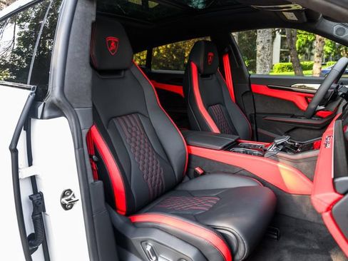 Used 2025 Lamborghini Urus SE AWD/4WD image 40