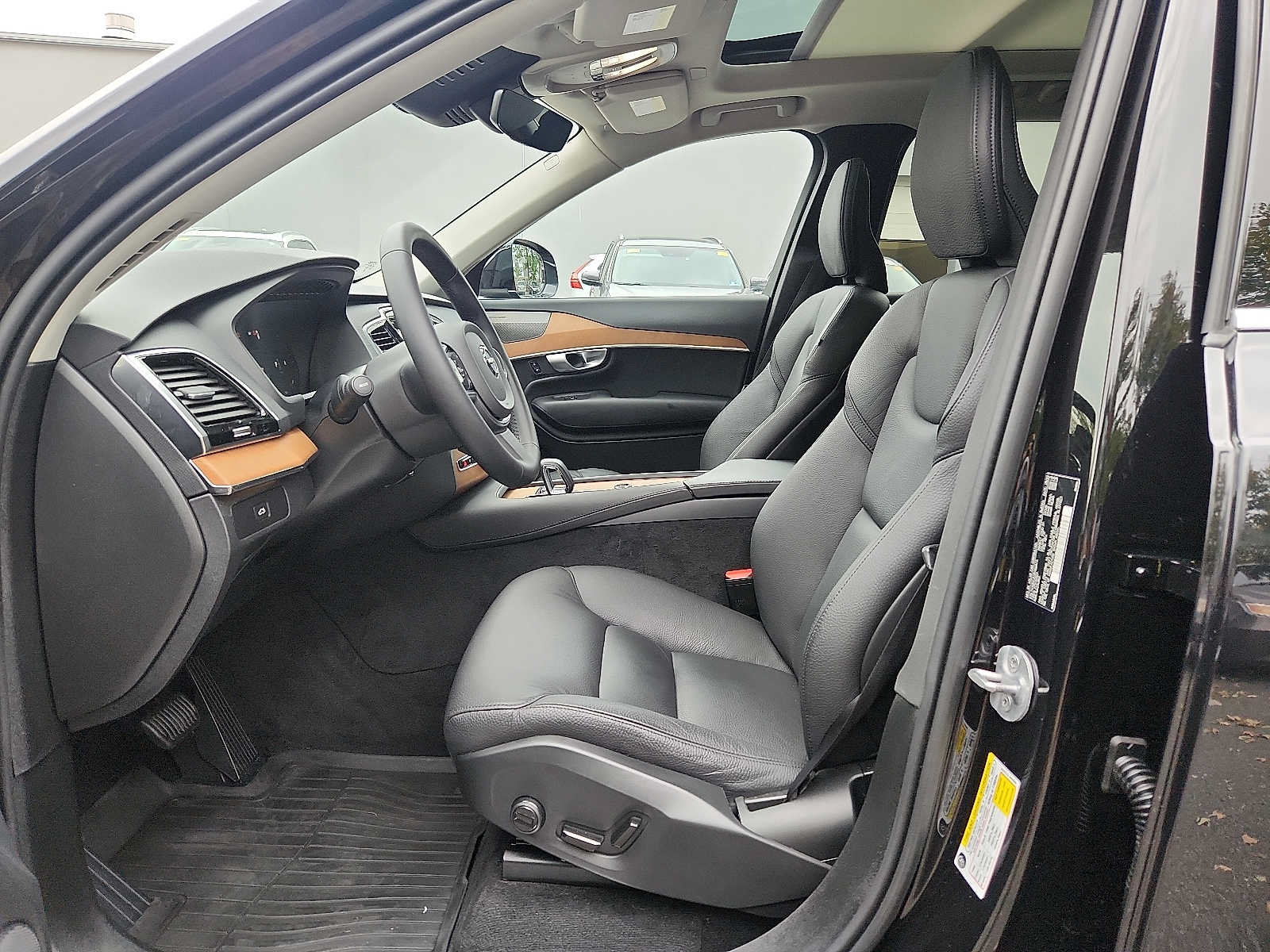 Used 2024 Volvo XC90 B6 Plus w/ Protection Package Premier AWD/4WD image 13