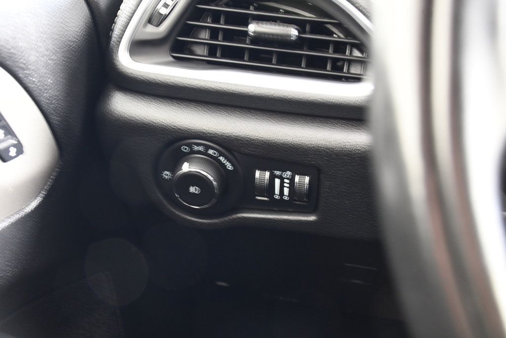 Used 2022 Chrysler Pacifica Limited w/ Uconnect Theater Family Group FWD image 31