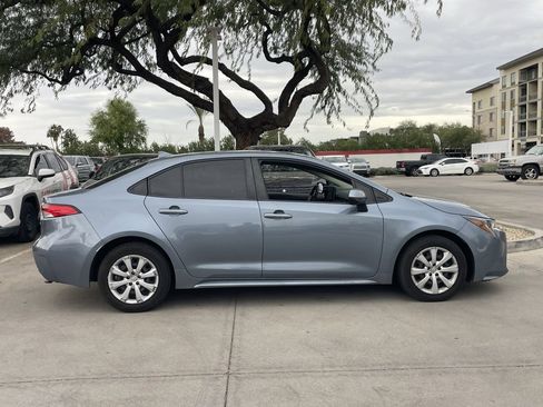 Used 2022 Toyota Corolla LE image 3