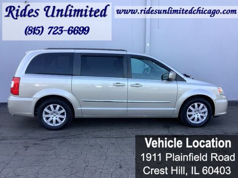 Used 2014 Chrysler Town & Country Touring FWD image 7