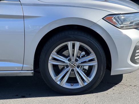 Used 2022 Volkswagen Jetta SE w/ Panoramic Sunroof Package image 12