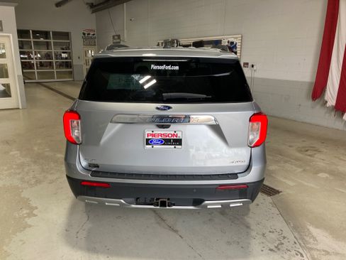Used 2022 Ford Explorer XLT w/ Equipment Group 202A AWD/4WD image 14