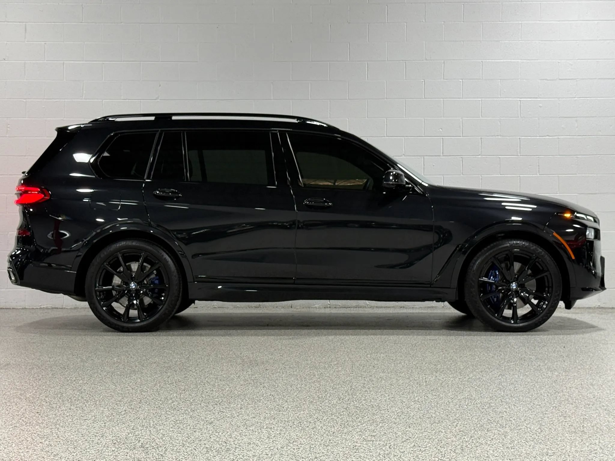 Used 2024 BMW X7 xDrive40i w/ M Sport Package AWD/4WD image 5