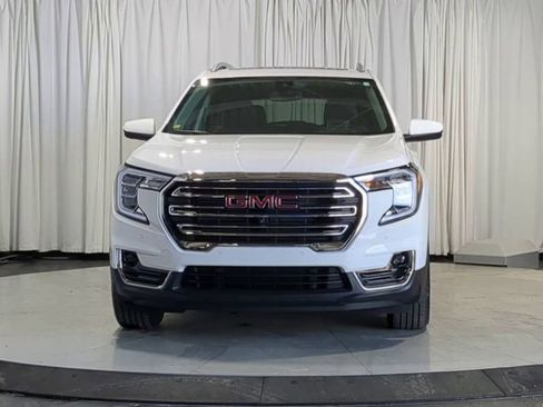 Used 2024 GMC Terrain SLT w/ Infotainment Package II FWD image 3