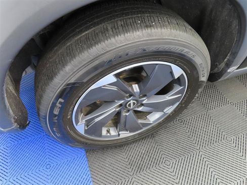 Used 2024 Nissan Rogue SV FWD image 8