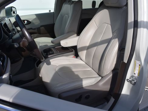 Used 2020 Chrysler Pacifica Touring-L Plus w/ Tire & Wheel Group image 28