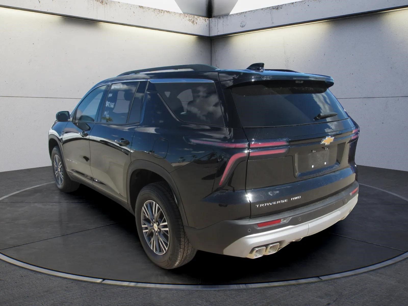 Used 2026 Chevrolet Traverse LT w/ Driver Confidence Package AWD/4WD image 4