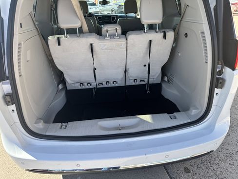Used 2018 Chrysler Pacifica Touring-L image 26