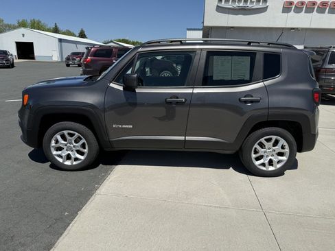 Used 2017 Jeep Renegade Latitude w/ Popular Equipment Group AWD/4WD image 5