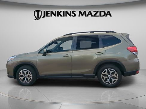 Used 2023 Subaru Forester Premium image 4