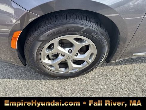 Used 2023 Chrysler Pacifica Limited image 13