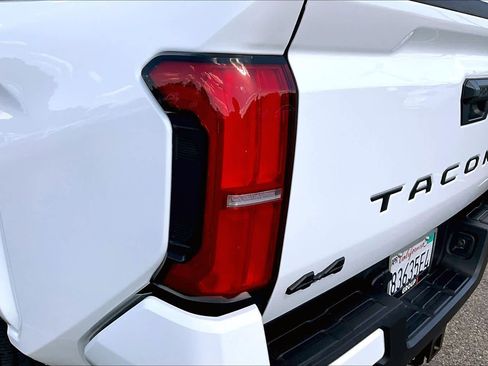 Used 2025 Toyota Tacoma SR5 AWD/4WD image 28