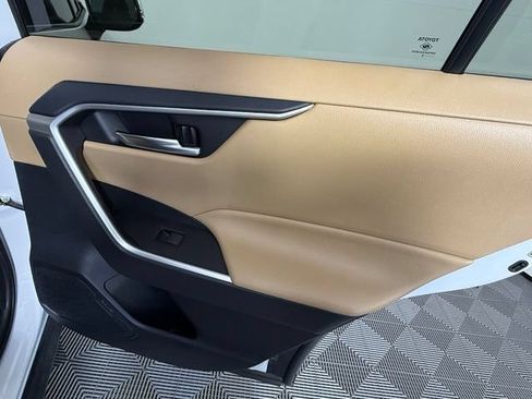 Used 2019 Toyota RAV4 XLE w/ Convenience Package FWD image 27