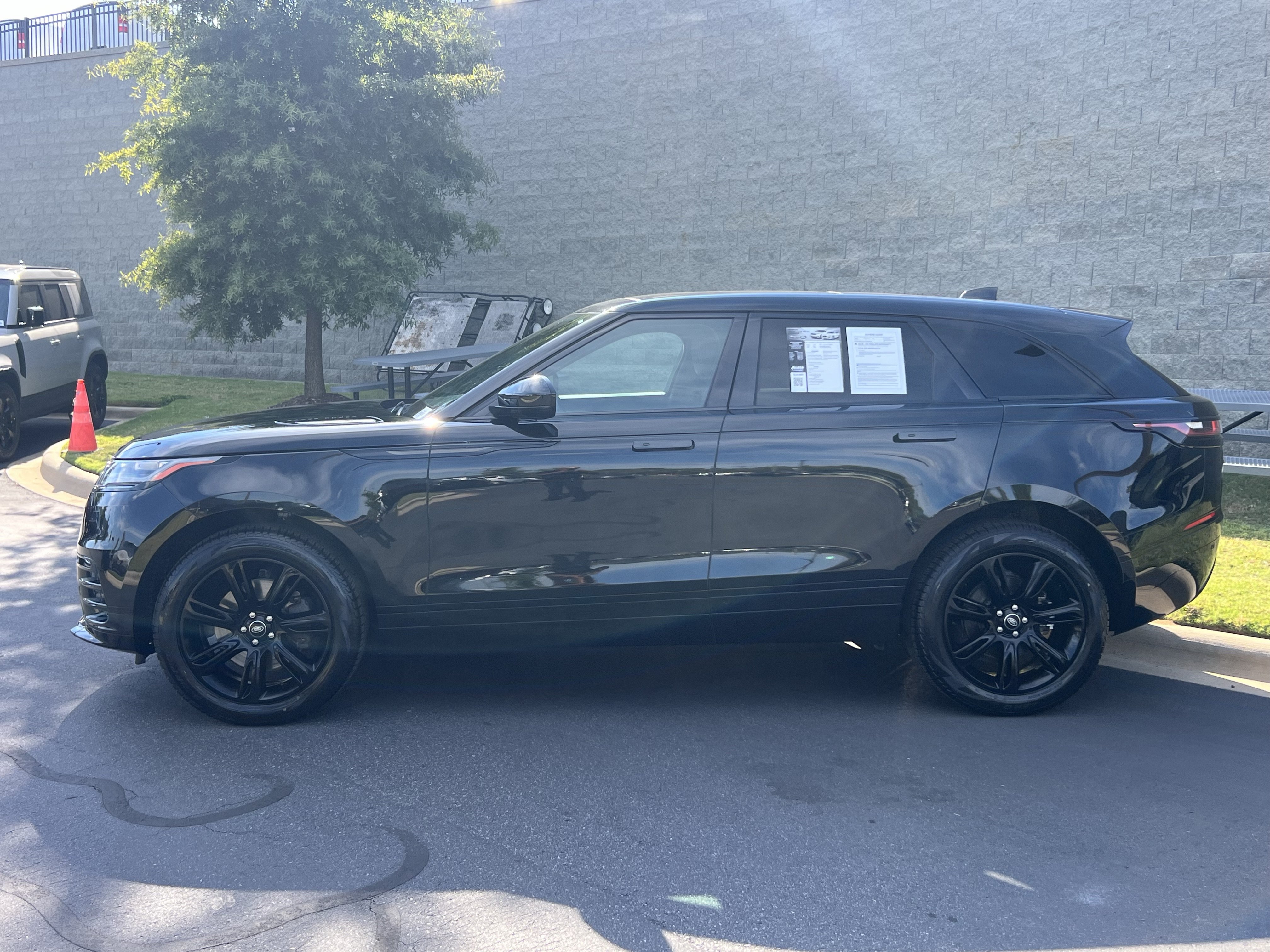 Certified 2023 Land Rover Range Rover Velar R-Dynamic S AWD/4WD image 4