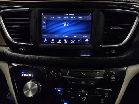Used 2020 Chrysler Voyager L FWD image 25