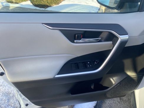 Used 2021 Toyota RAV4 XLE image 3