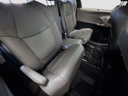 Used 2021 Toyota Sienna XLE FWD image 14