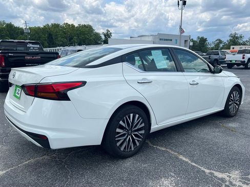 Used 2025 Nissan Altima 2.5 SV FWD image 3