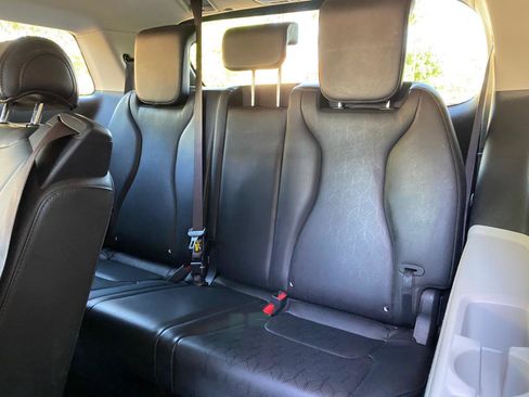 Used 2022 Kia Carnival LX FWD image 40