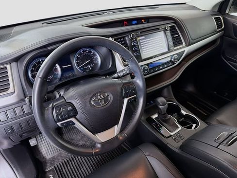 Used 2019 Toyota Highlander XLE AWD/4WD image 9