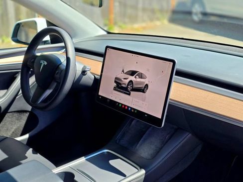 Used 2023 Tesla Model Y Long Range AWD/4WD image 24
