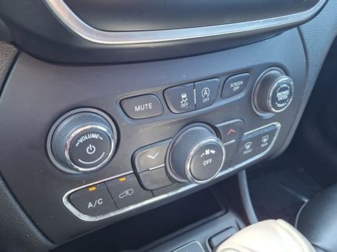 Used 2021 Jeep Cherokee Latitude Plus w/ Sun & Sound Group FWD image 15