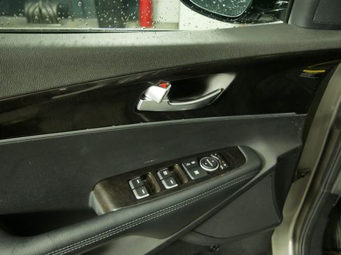 Certified 2017 Kia Sorento LX w/ LX Convenience Package image 18