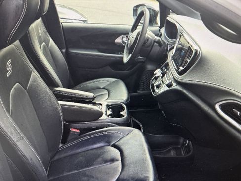 Used 2024 Chrysler Pacifica Touring-L w/ S Appearance Package image 13