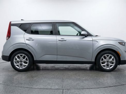 Used 2025 Kia Soul LX w/ LX Technology Package FWD image 11