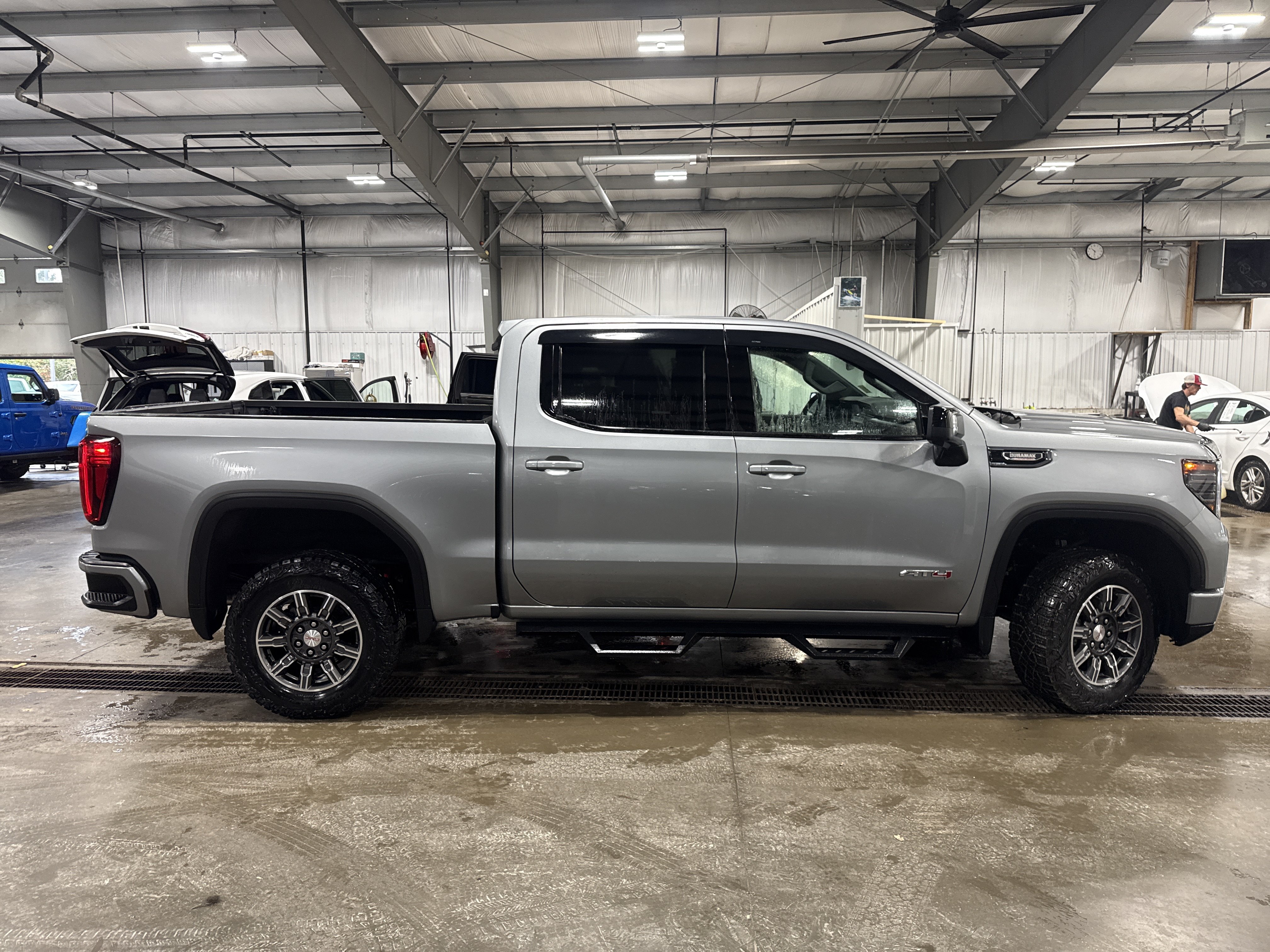 Used 2024 GMC Sierra 1500 AT4 w/ AT4 Preferred Package AWD/4WD image 2