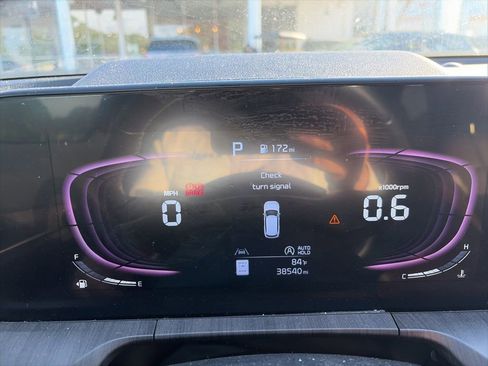 Used 2023 Kia Telluride EX w/ EX Captain's Chair Package image 5