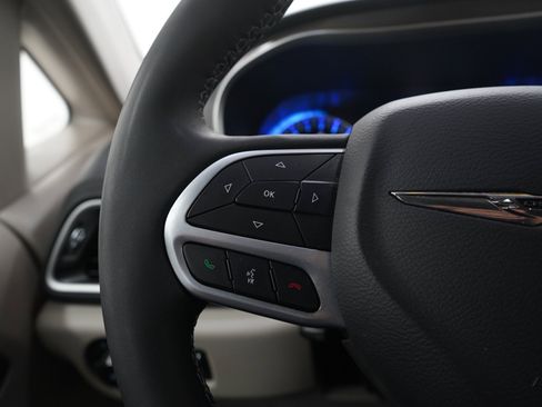 Used 2023 Chrysler Pacifica Touring-L FWD image 26
